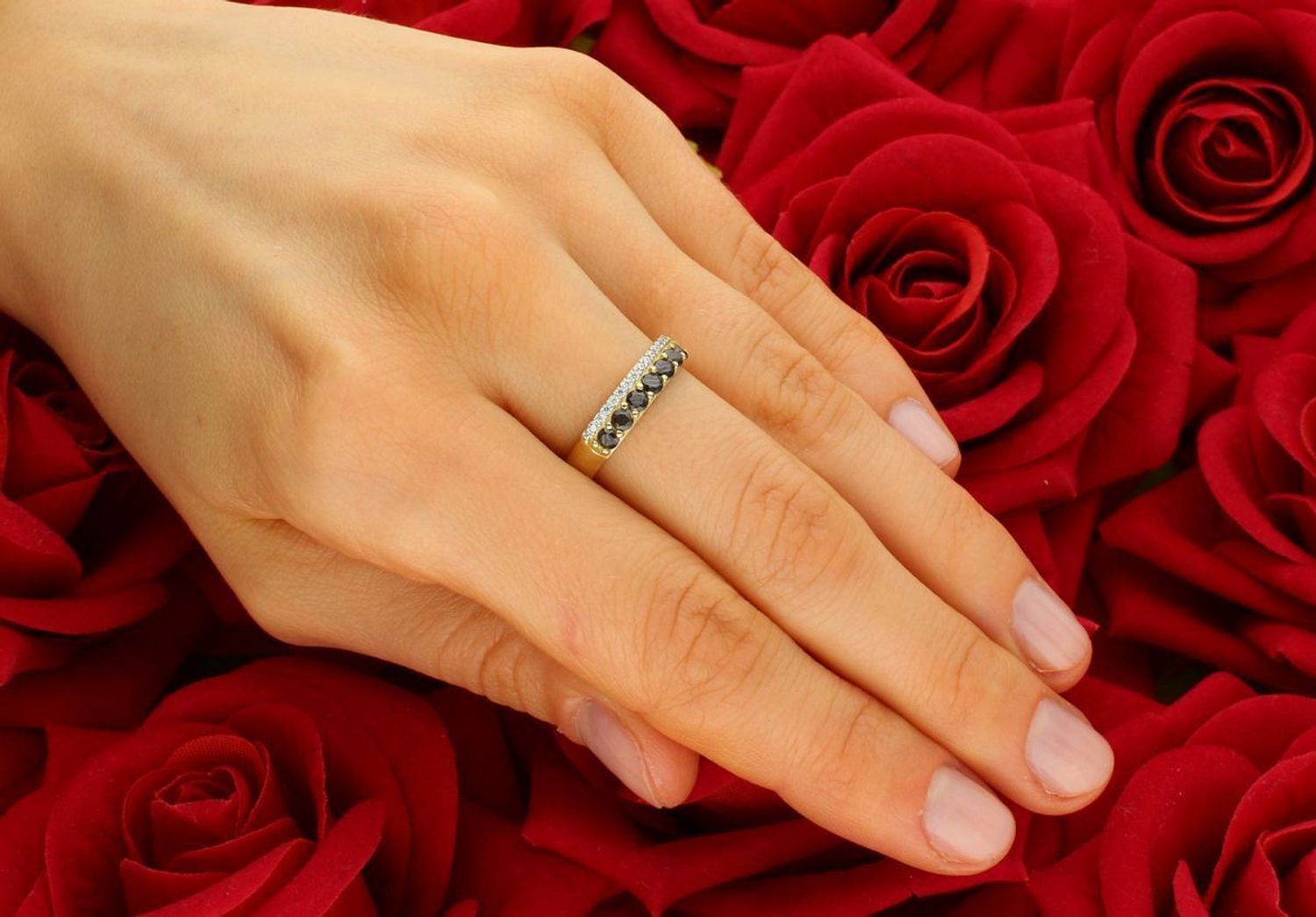 Złoty pierścionek brązowa cyrkonia z białą linią próba 375, PI 5666E 375. Złoty pierścionek z brązową cyrkonią to subtelna i elegancka biżuteria, która zyskuje na popularności dzięki 1.jpg